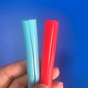 Flexible opening of Tenchy's food-grade silicone straws in blue and red