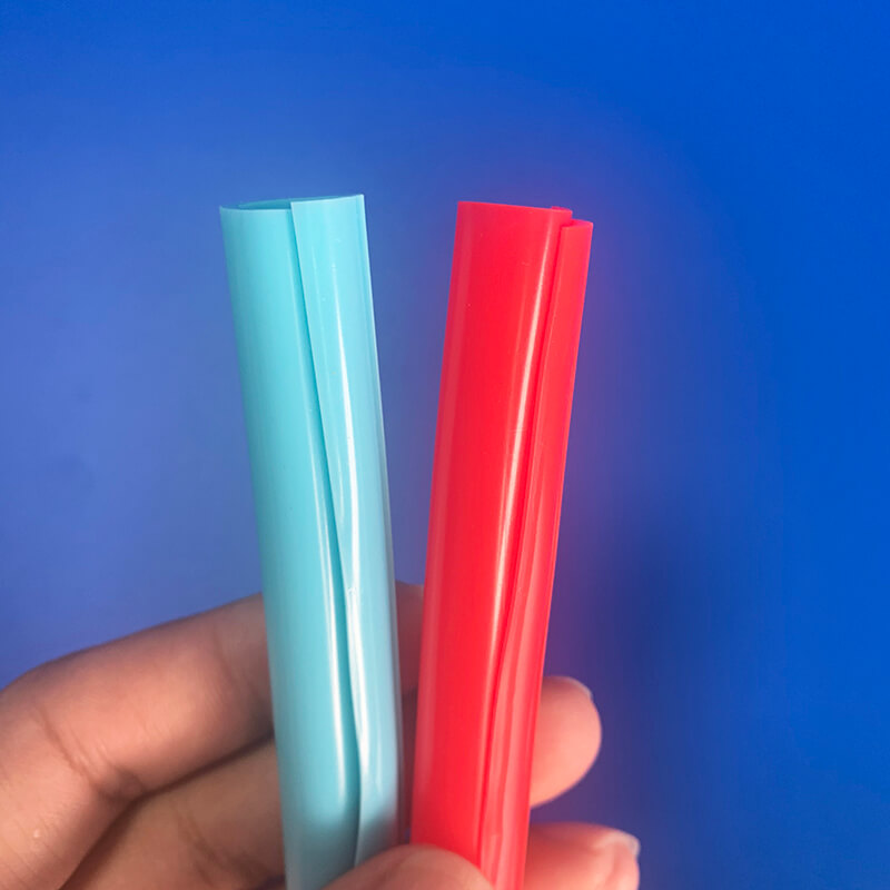 Flexible opening of Tenchy's food-grade silicone straws in blue and red